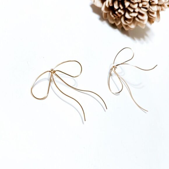 Gold bow twist earrings M70 - Picture 5 of 8